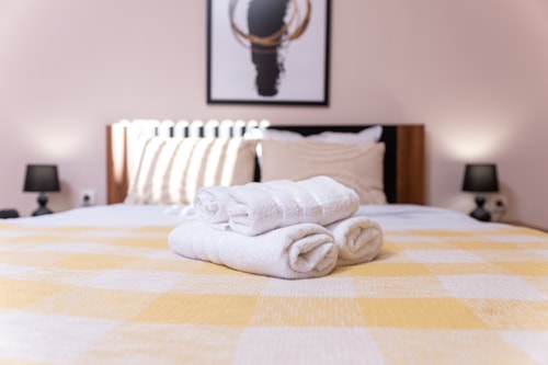 Comfortable 2BR Urban Getaway in City Center 53 Flat Manager Booking
