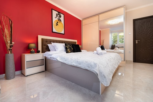 Red velvet ~ 3BD Apartment in Plovdiv Center 15 Flat Manager Booking