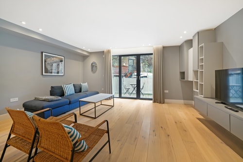 Ovitzia - Stylish 2BR Large Living Area + Balcony