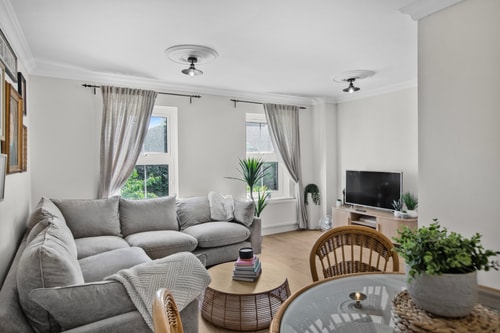 Spacious House with Private Garden 3 BR