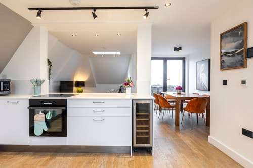 Ovitzia - 3BR Flat w/ 3 Balconies & Ensuite Baths