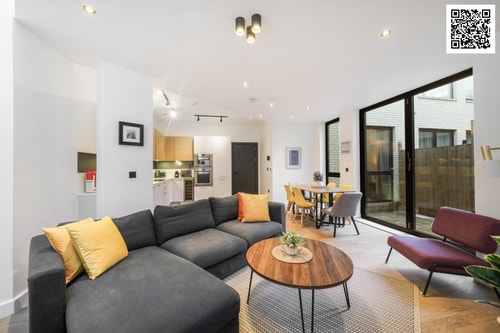 Modern 2BR Split level with patio | Ovitzia