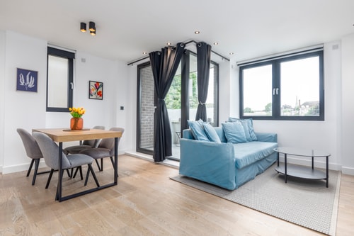 Ovitzia - Bright 2BR - 2Bath Apt with Balcony