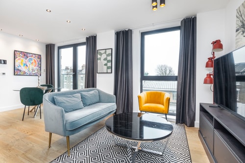 Ovitzia - Stylish Flat | Large Windows + Lift