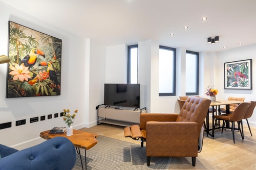 Ovitzia - Large 3BR Flat, Private Entrance & Patio