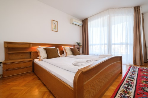 Къща на хълма – Безплатен частен гараж 41 MT Homes Property Management