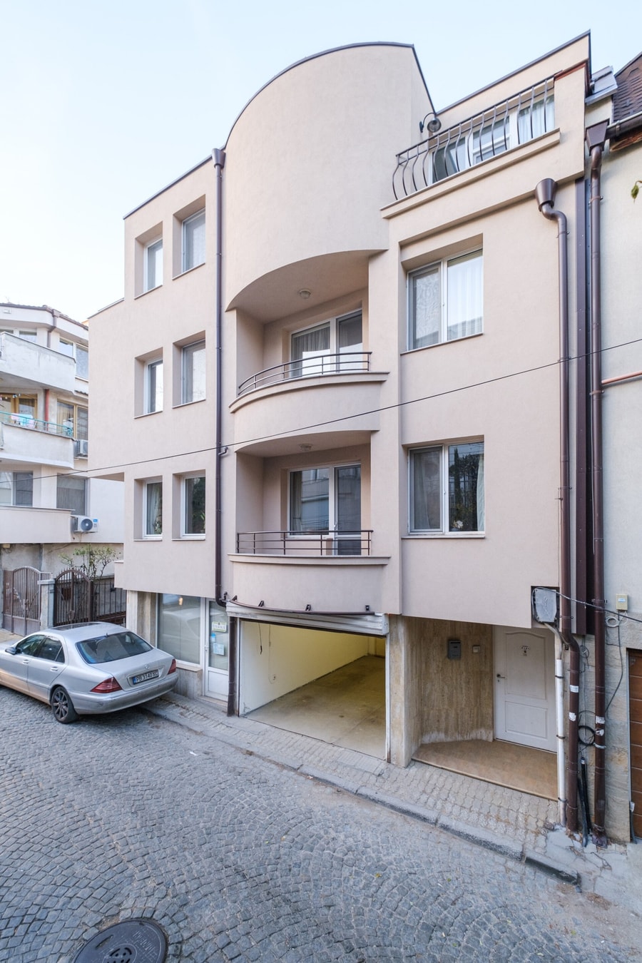 The Hill House Free Private Garage 70 MT Homes Property Management