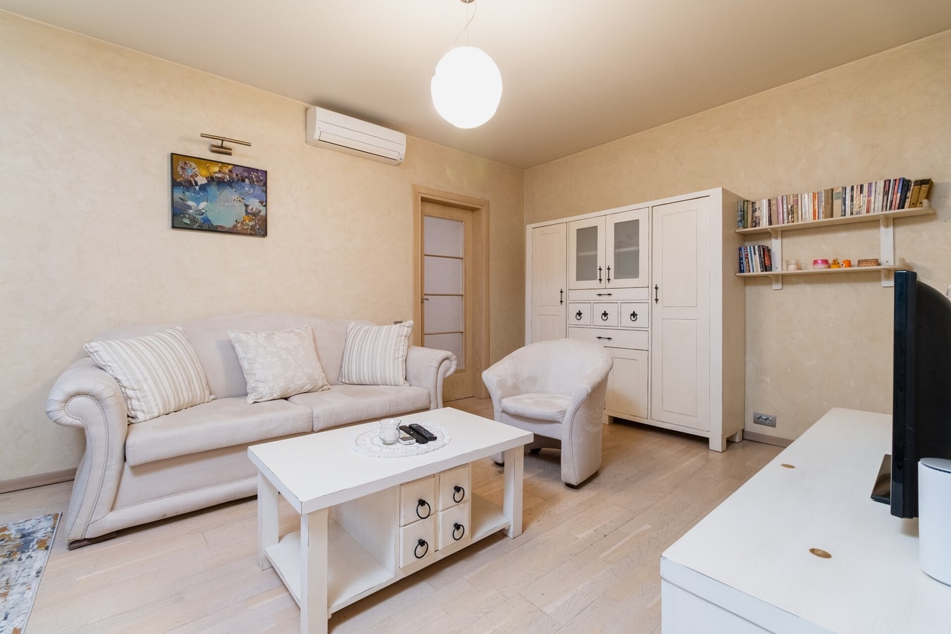 ELEGANT 1-BEDROOM AP · Elegant 1-Bedroom Apartment 5 MT Homes Property Management