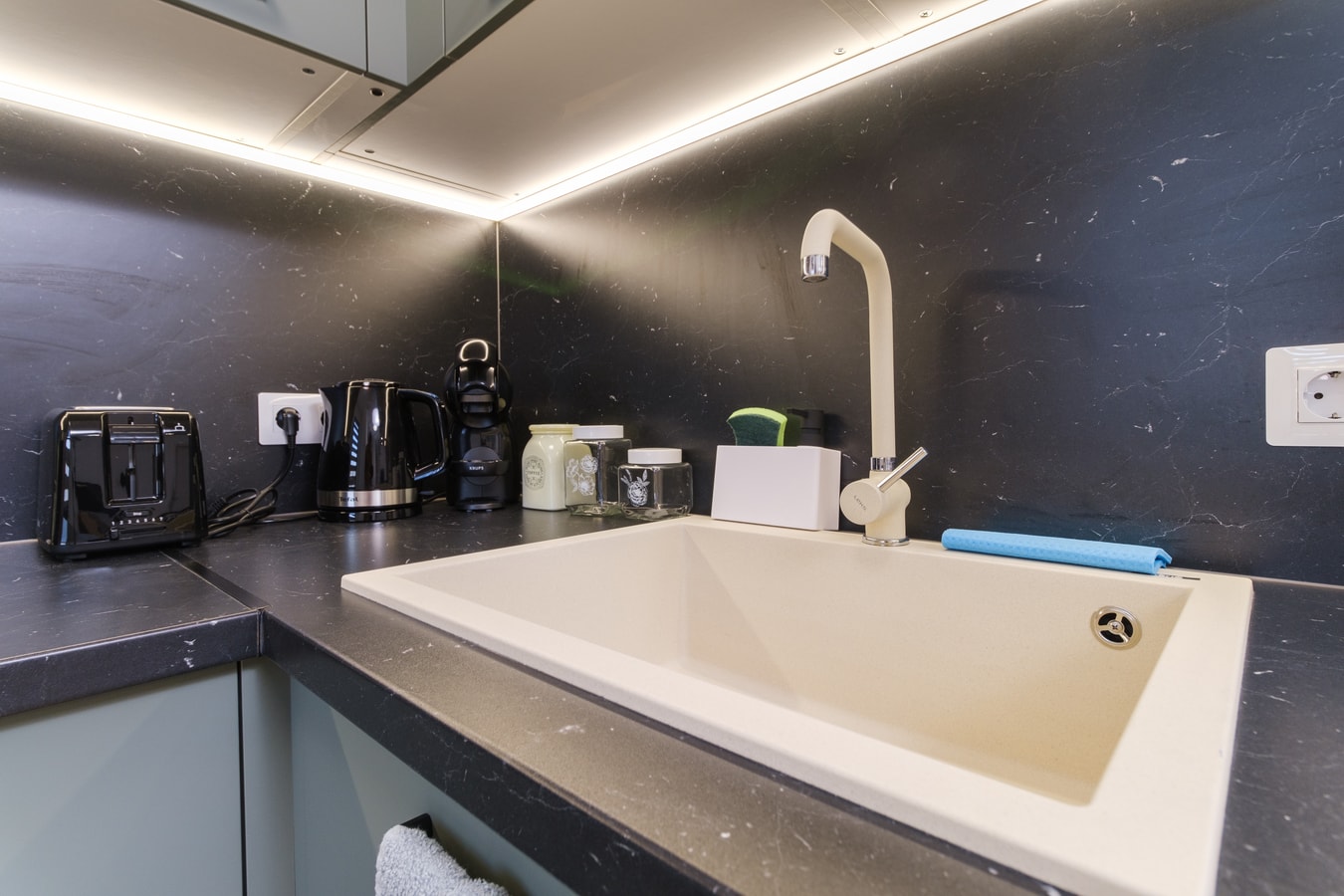 Modern 1-bed with Free Parking 11 MT Homes Property Management