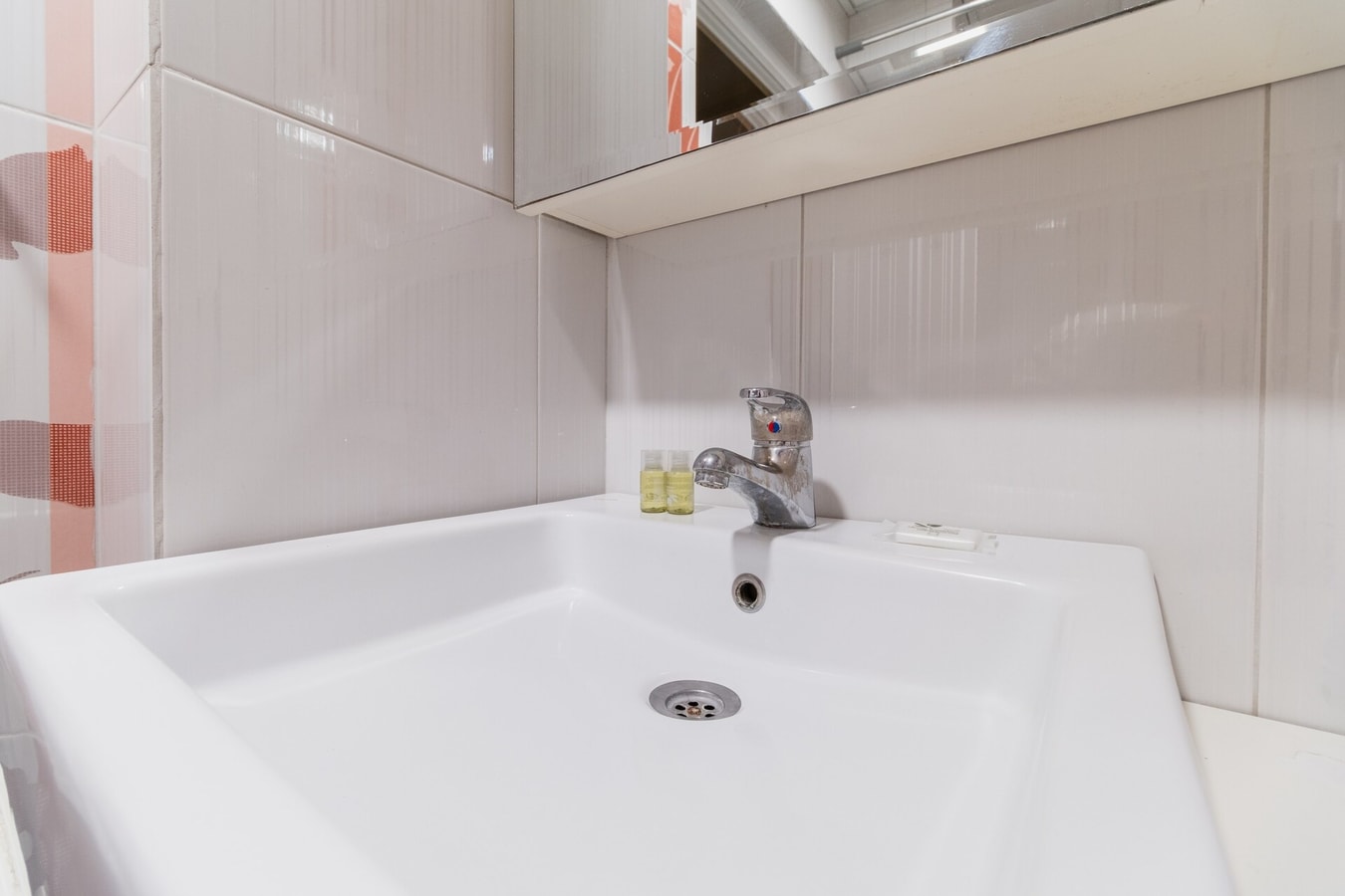 ELEGANT 1-BEDROOM AP · Elegant 1-Bedroom Apartment 12 MT Homes Property Management