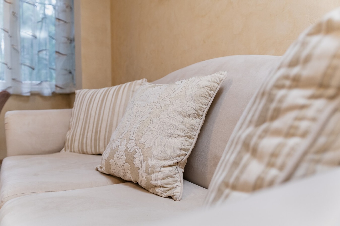 ELEGANT 1-BEDROOM AP · Elegant 1-Bedroom Apartment 20 MT Homes Property Management