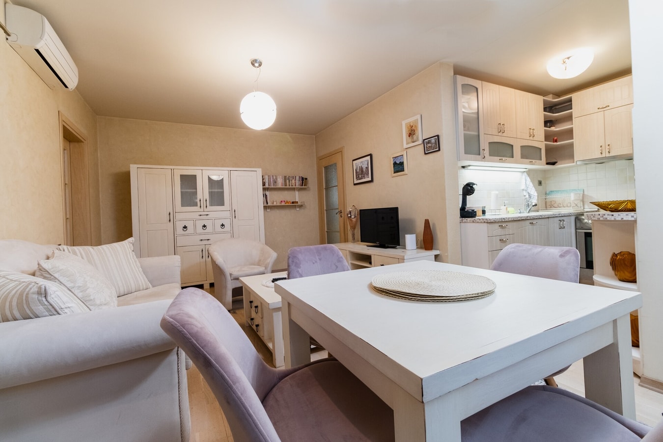ELEGANT 1-BEDROOM AP · Elegant 1-Bedroom Apartment 3 MT Homes Property Management