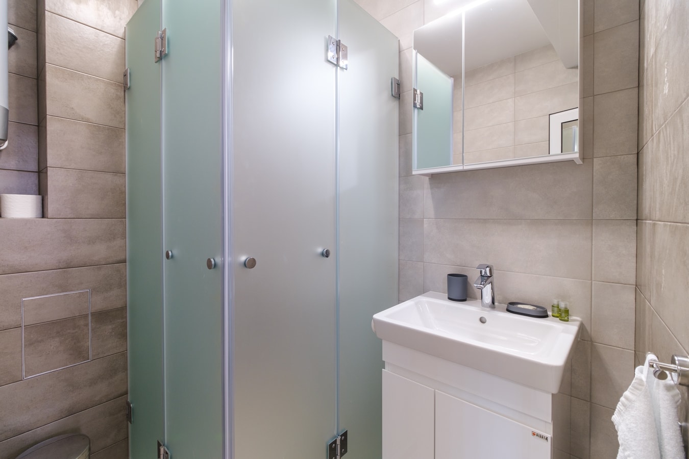Modern 1-bed with Free Parking 20 MT Homes Property Management
