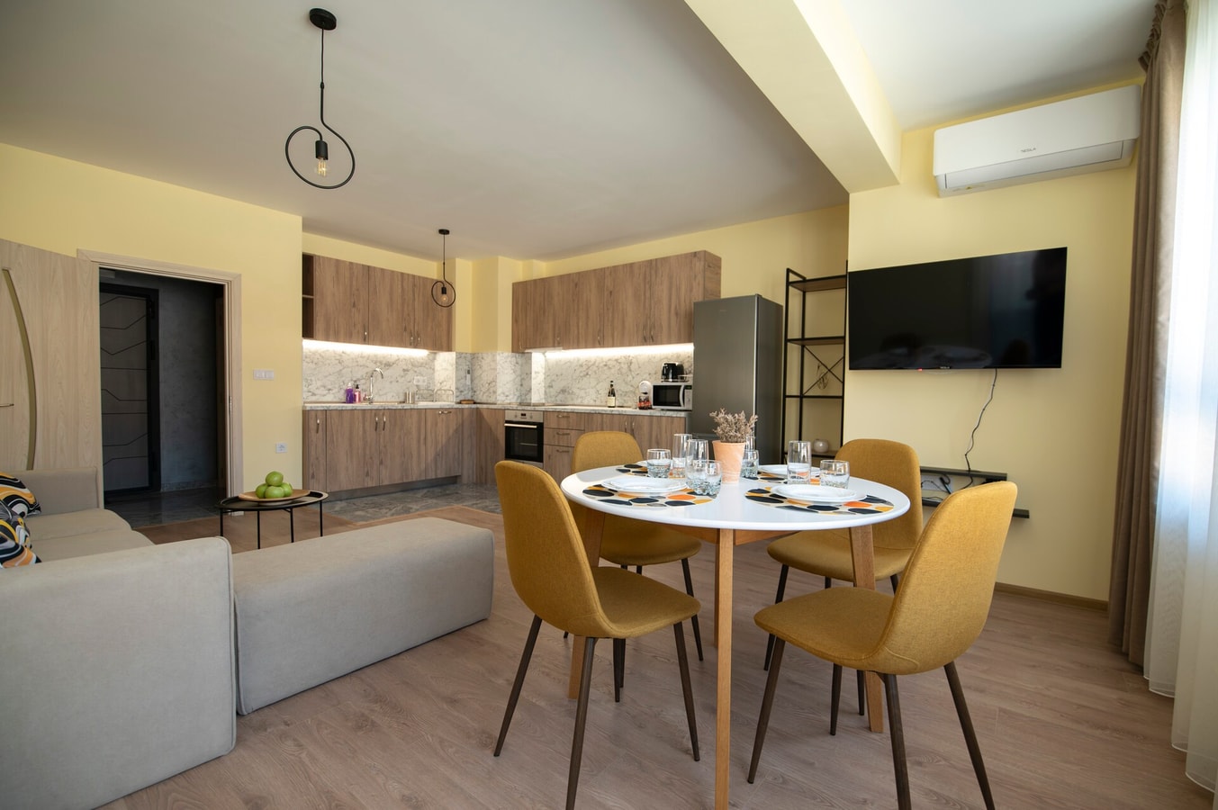 Apartments by the river 04 Free private parking Апартаменти край реката