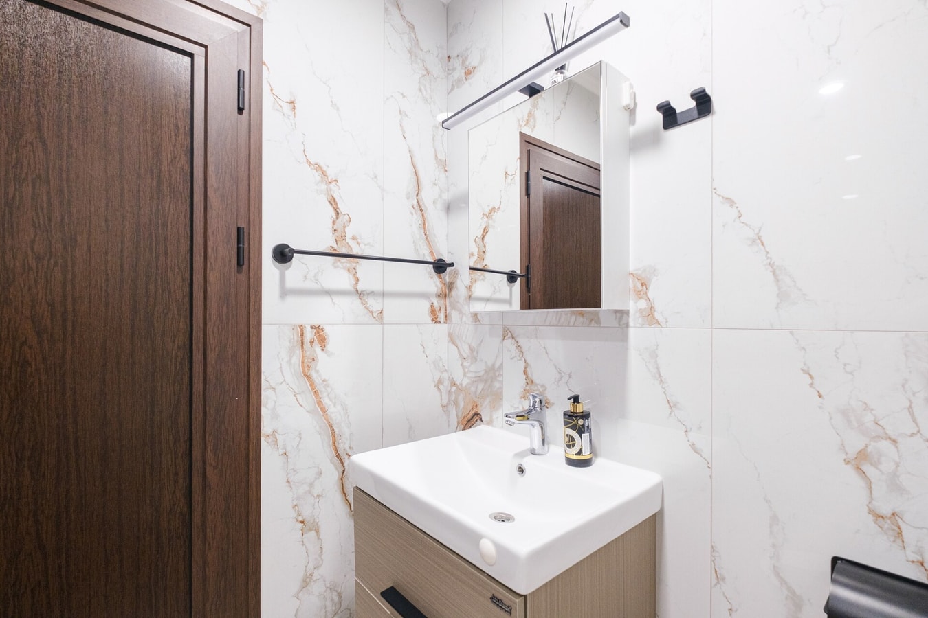 Sleek & Stylish 2-Bedroom Apartment 33 MT Homes Property Management