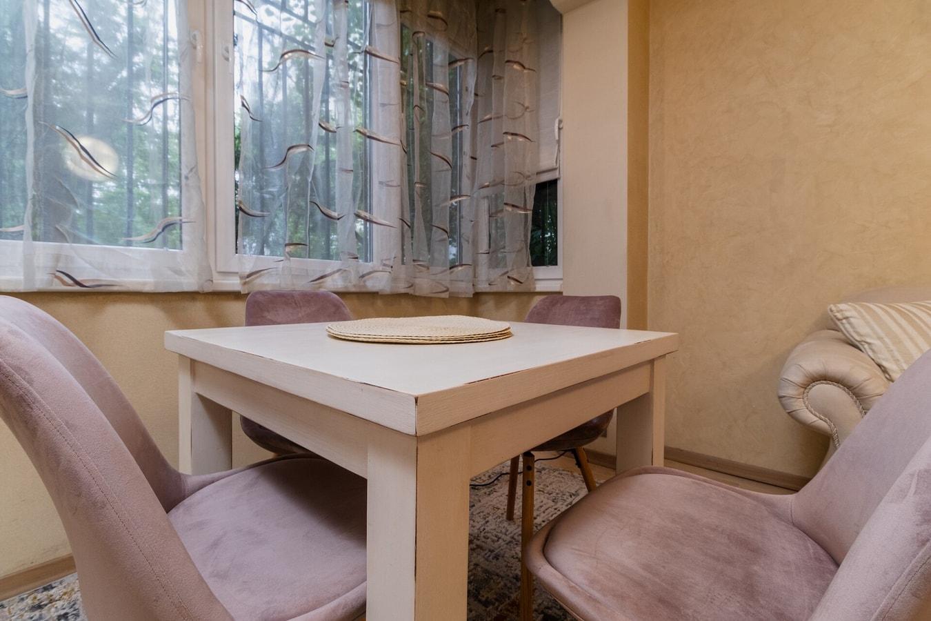 ELEGANT 1-BEDROOM AP · Elegant 1-Bedroom Apartment 2 MT Homes Property Management